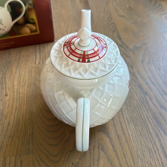 New in Box Lenox Holiday Gatherings Carved Teapot - Picture 5 of 5